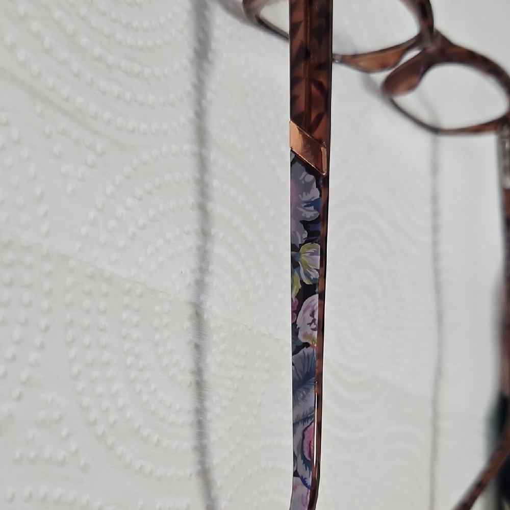 Vera Bradley Tortoise +2.0 Glasses with Floral Case - Picture 3 of 5